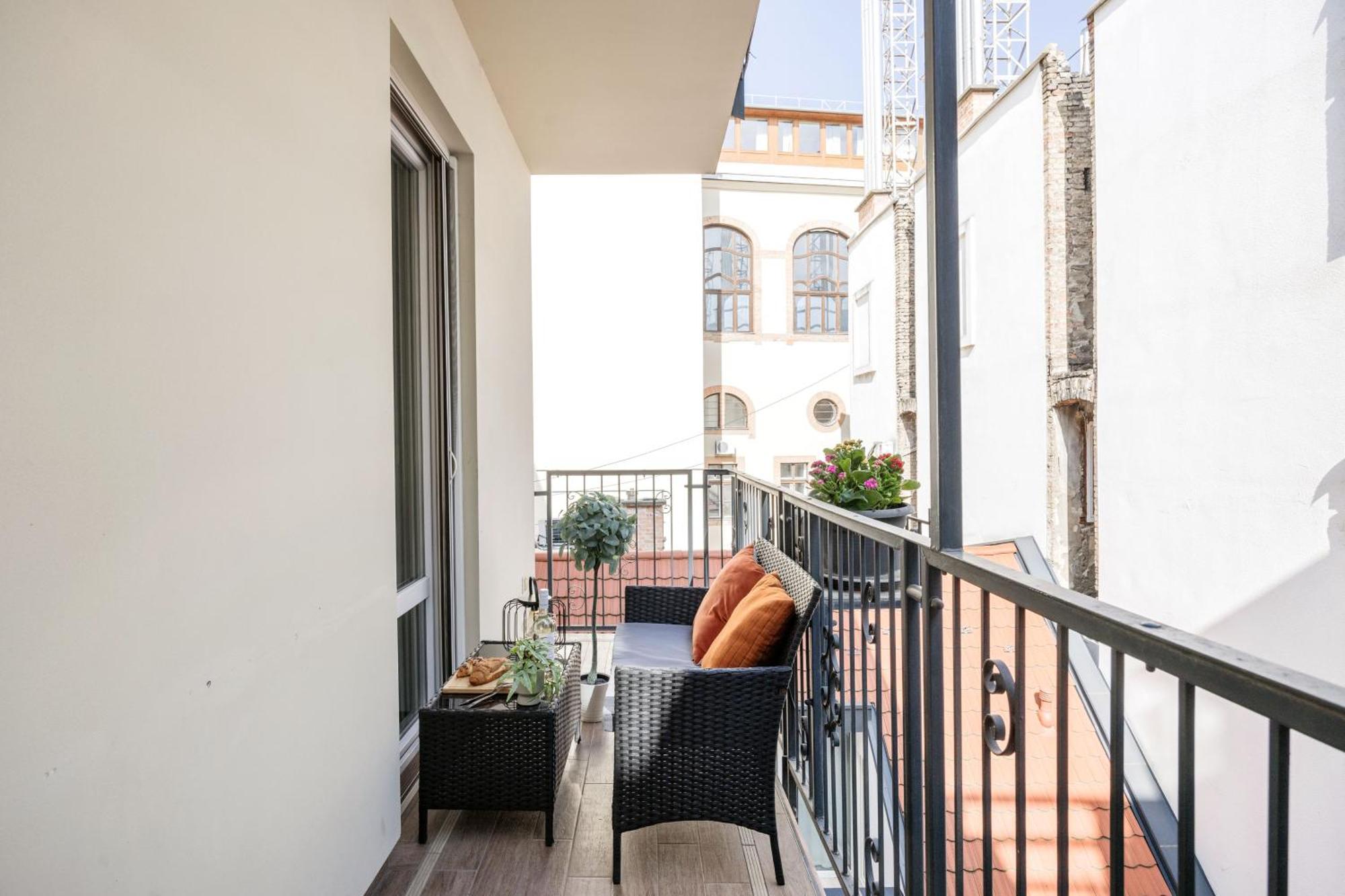 Relaxing Spacious Balcony Super Central Near Opera Apartment